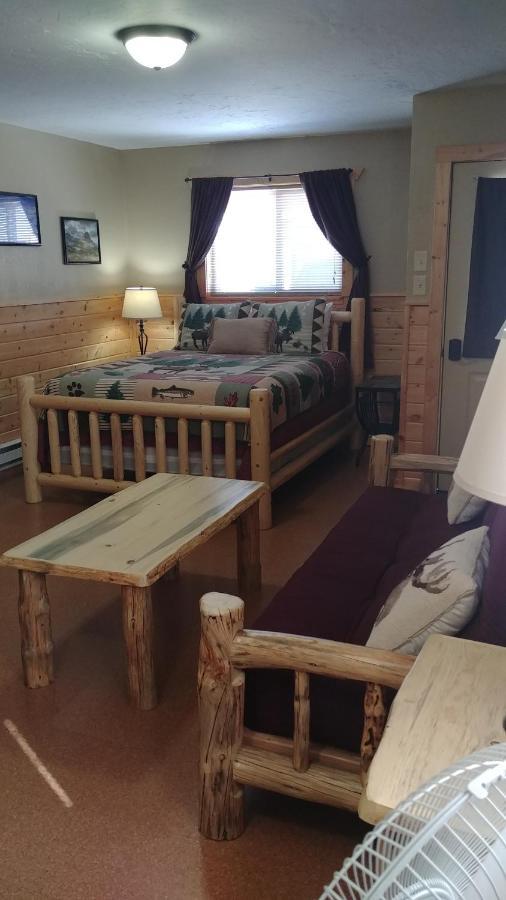 9 Bar W Cabins Уест Йелоустоун Екстериор снимка