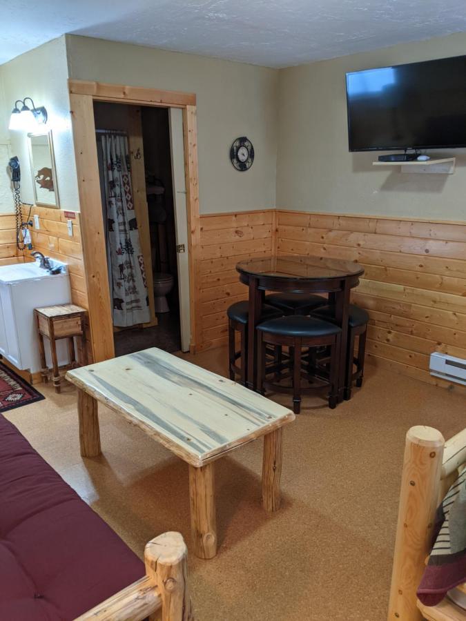 9 Bar W Cabins Уест Йелоустоун Екстериор снимка