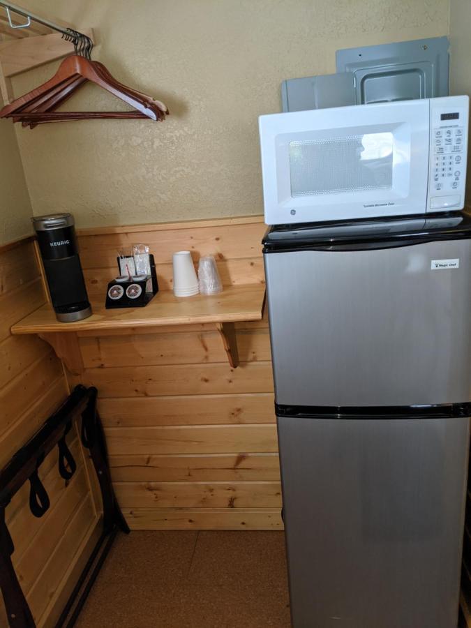 9 Bar W Cabins Уест Йелоустоун Екстериор снимка