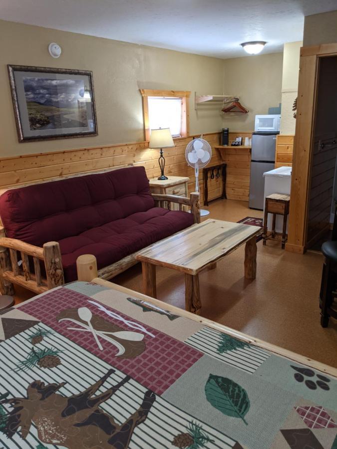 9 Bar W Cabins Уест Йелоустоун Екстериор снимка