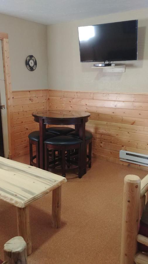 9 Bar W Cabins Уест Йелоустоун Екстериор снимка