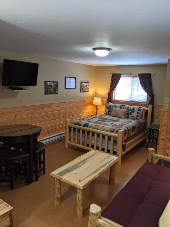 9 Bar W Cabins Уест Йелоустоун Екстериор снимка