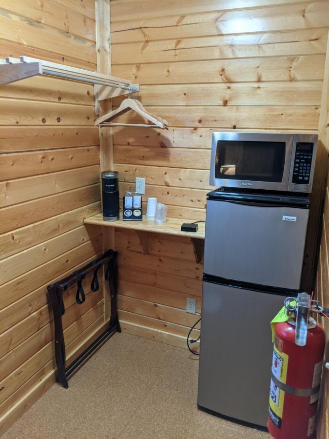 9 Bar W Cabins Уест Йелоустоун Екстериор снимка