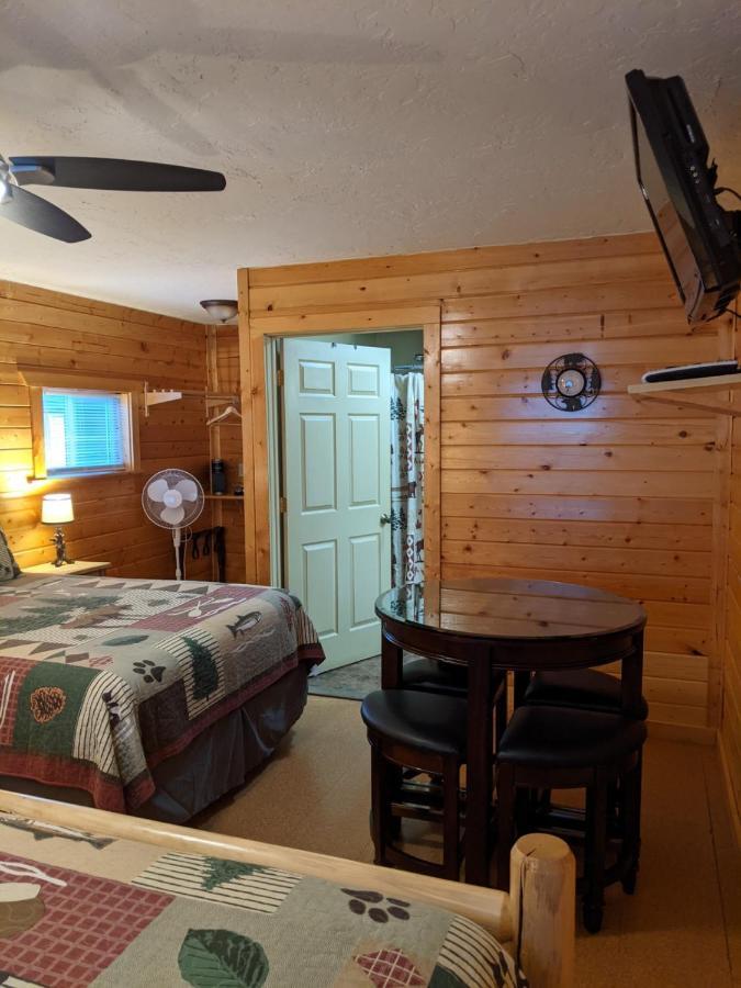 9 Bar W Cabins Уест Йелоустоун Екстериор снимка