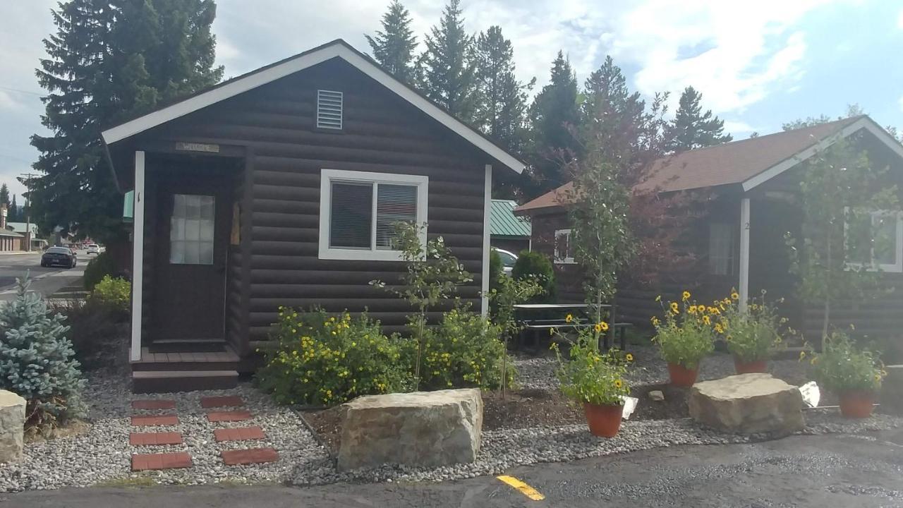 9 Bar W Cabins Уест Йелоустоун Екстериор снимка