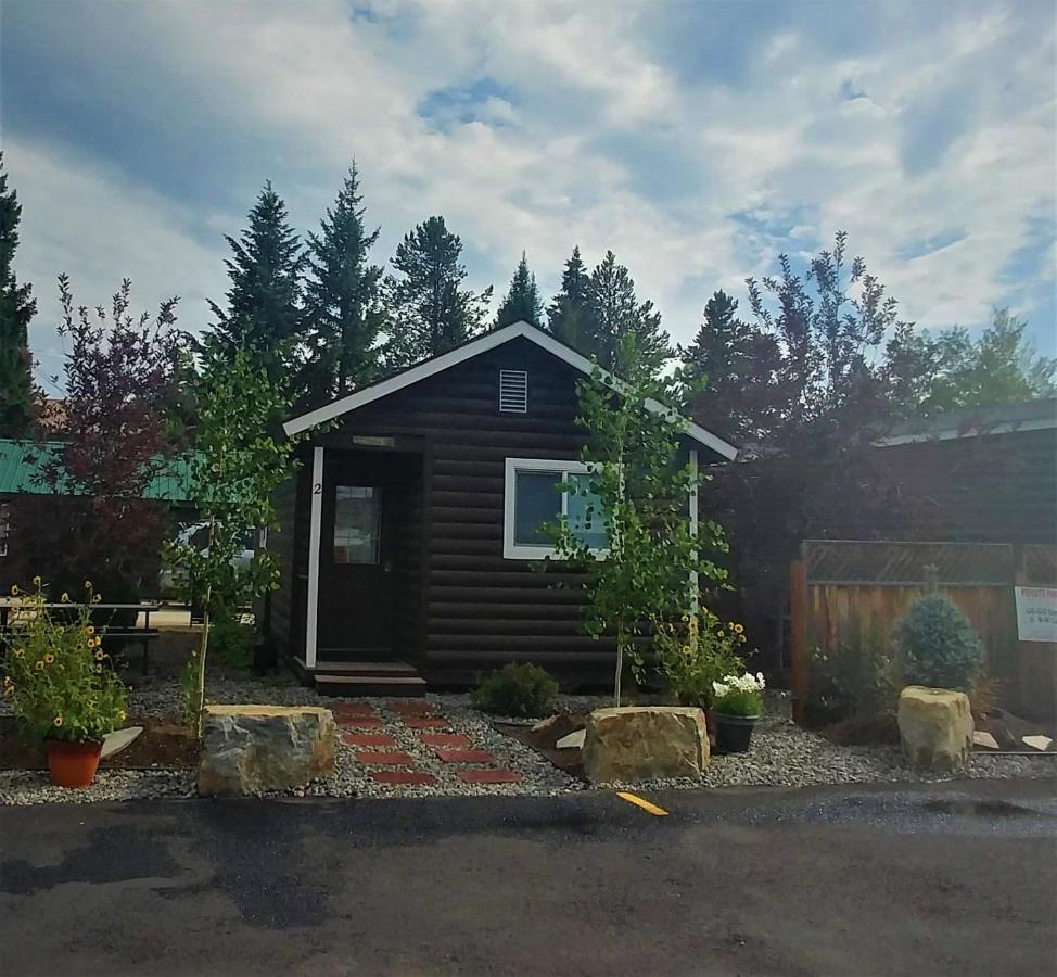 9 Bar W Cabins Уест Йелоустоун Екстериор снимка