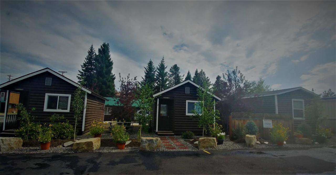 9 Bar W Cabins Уест Йелоустоун Екстериор снимка