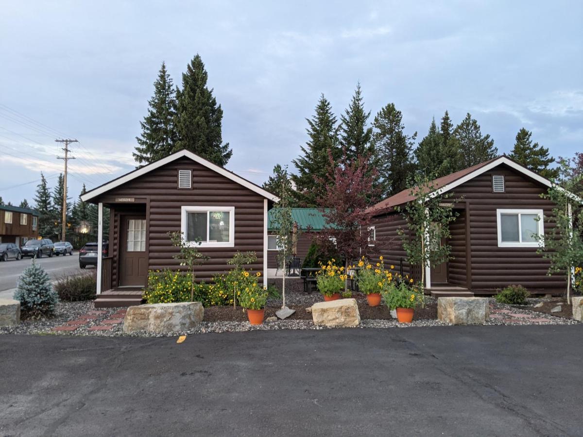9 Bar W Cabins Уест Йелоустоун Екстериор снимка