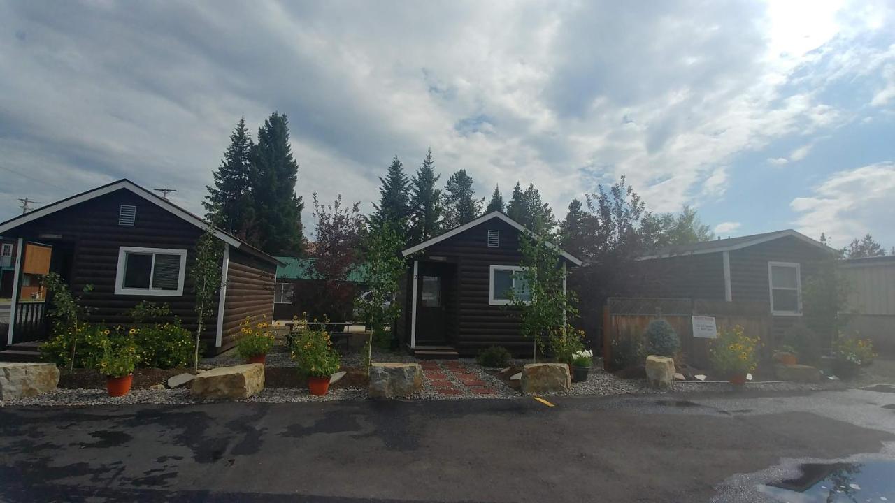 9 Bar W Cabins Уест Йелоустоун Екстериор снимка