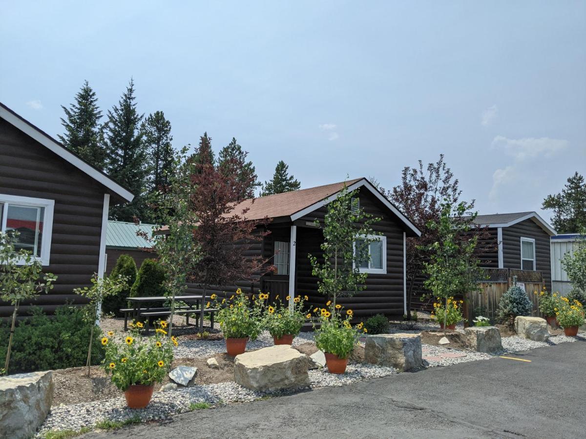 9 Bar W Cabins Уест Йелоустоун Екстериор снимка