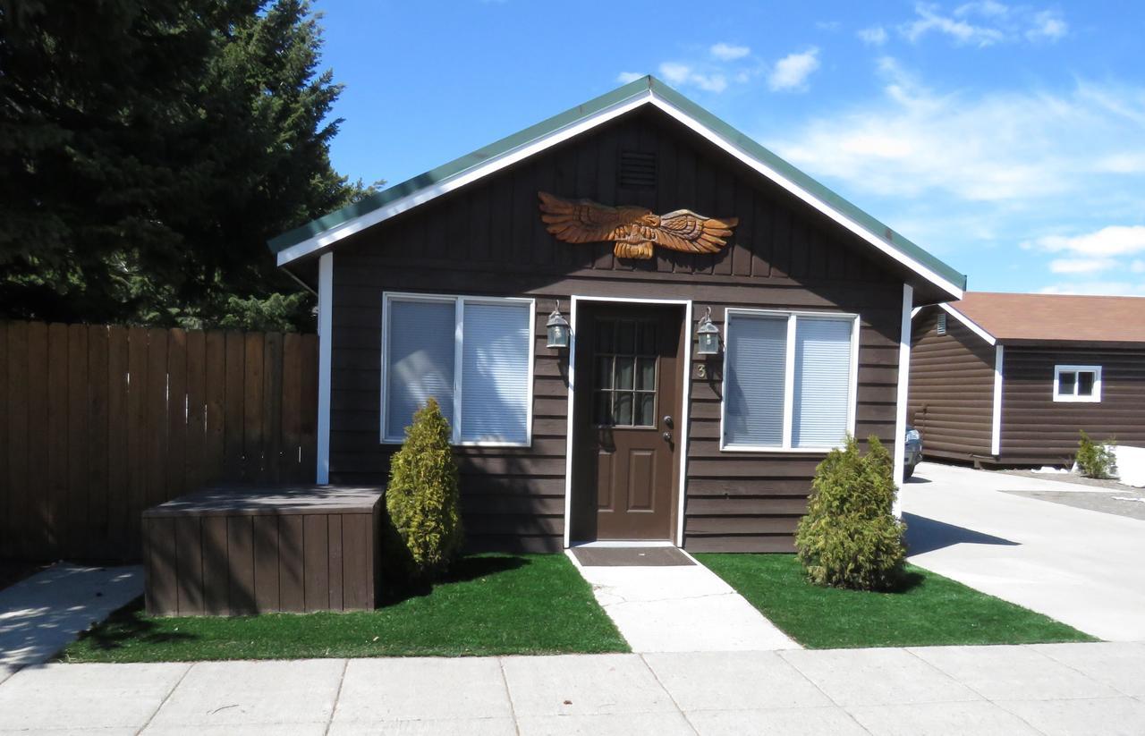 9 Bar W Cabins Уест Йелоустоун Екстериор снимка