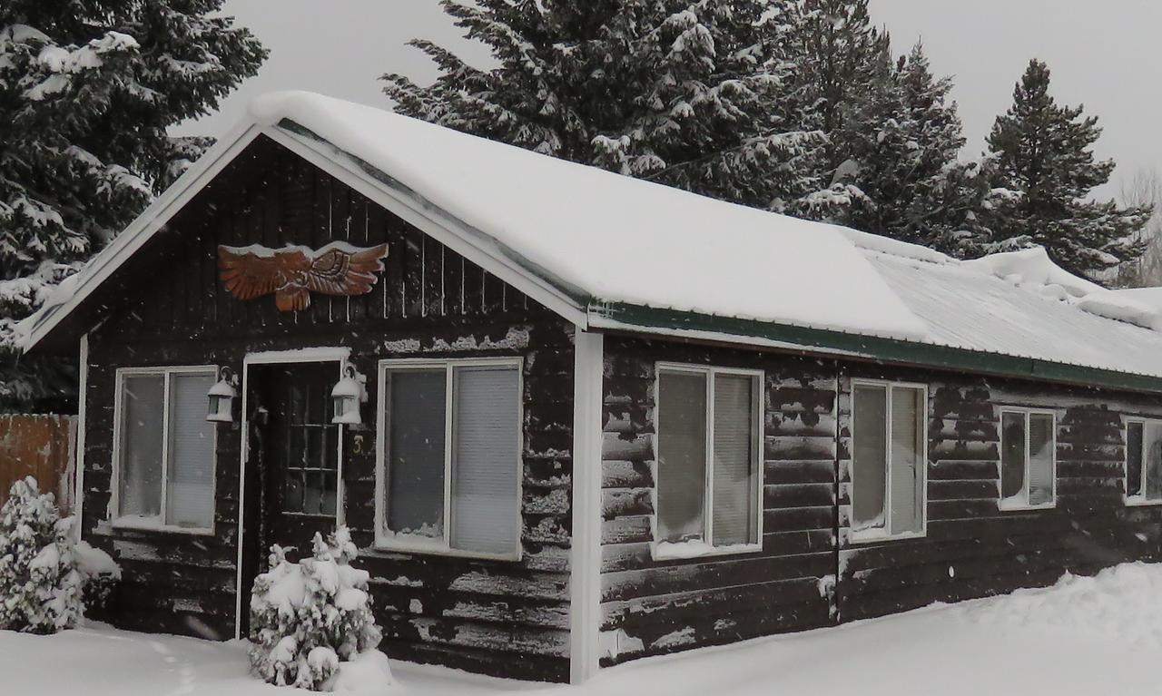 9 Bar W Cabins Уест Йелоустоун Екстериор снимка